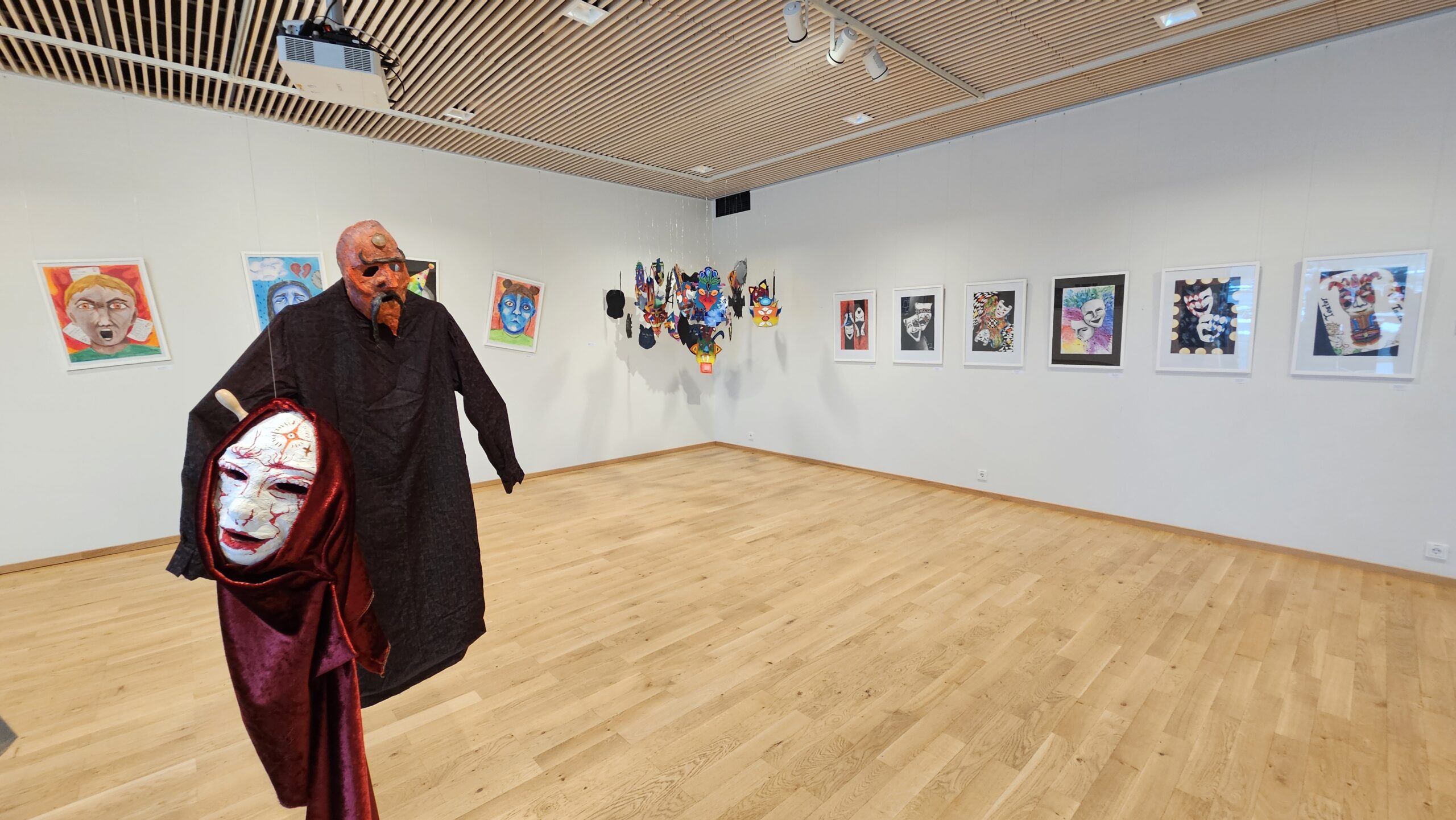 2024 aprilli alguses avati Viimsi Kunstikooli galeriis näitus "Teatraalium", mison Haapsalu ja Viimsi Kunstikooli esimene koostöönäitus. Idee sai algu