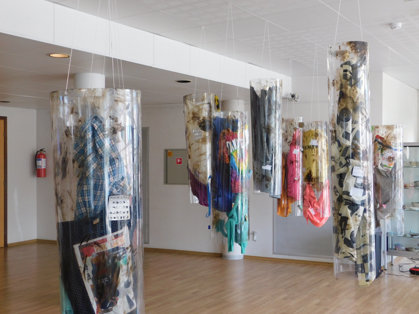 Valga Kultuuri- ja Huvialakeskuses avati 27. aprillil sotsiaalkunstiprojekt “Empaatia stimulatsioon”. Kunstiprojekti autorid, Tartu 2024 noorte kaasaegse kunsti